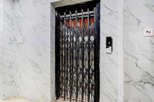 ハイデラバードにあるFabHotel Devara Grandのワインボトルが入った黒い金属製の扉