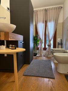 a bathroom with a toilet and a sink at Elegante appartamento nel cuore di Bassano in Bassano del Grappa