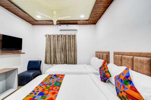 Ένα ή περισσότερα κρεβάτια σε δωμάτιο στο FabHotel Devara Grand