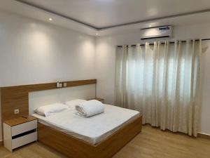 KikaEspace Romane的一间卧室，配有一张大床和一扇窗户。