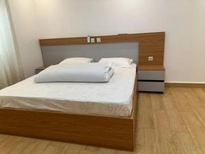 KikaEspace Romane的卧室里有一张带木质床头板的大床 更多7张照片