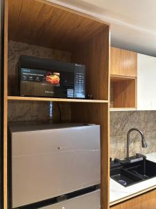 KikaEspace Romane的厨房配有微波炉和水槽