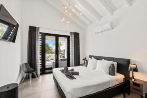 Postel nebo postele na pokoji v ubytování Luxury 5BR Villa with Private Pool The Cove by Bocobay + 52 fotografií