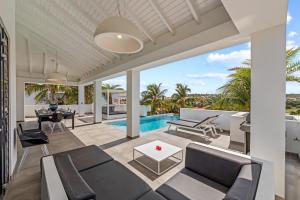 Bazén v ubytování Luxury 5BR Villa with Private Pool The Cove by Bocobay nebo v jeho okolí