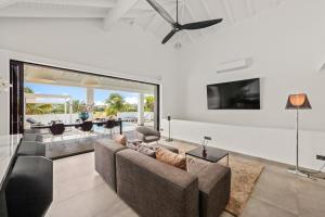 TV a/nebo společenská místnost v ubytování Luxury 5BR Villa with Private Pool The Cove by Bocobay