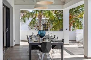 Fotografie z fotogalerie ubytování Luxury 5BR Villa with Private Pool The Cove by Bocobay v destinaci Grote Berg