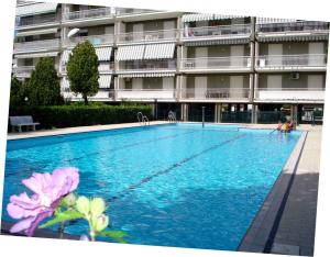 une grande piscine devant un immeuble dans l'établissement Apartment in Porto Santa Margherita 42870, à Porto Santa Margherita