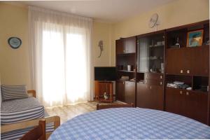 une chambre avec un lit et une grande fenêtre dans l'établissement Apartment in Porto Santa Margherita 42870, à Porto Santa Margherita