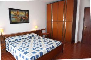 une chambre avec un lit, un placard et une armoire dans l'établissement Apartment in Porto Santa Margherita 42870, à Porto Santa Margherita 13 autres photos