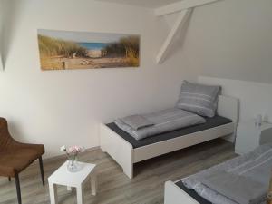 Weisenheim am SandにあるHaus Moranaのベッドルーム1室(ベッド1台、テーブル、絵画付)