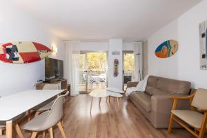 una sala de estar con un sofá y una mesa en Michelangelo - PlanetCostaDorada, en Salou