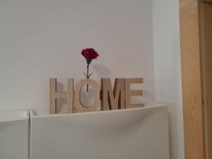 Weisenheim am SandにあるHaus Moranaの棚に花が飾られた「家」と書かれた看板