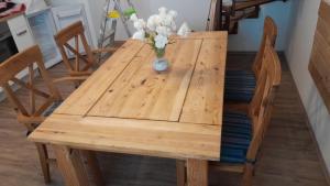 Weisenheim am SandにあるHaus Moranaの花瓶を飾った木製テーブル