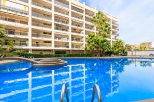 una piscina frente a un gran edificio en Michelangelo - PlanetCostaDorada, en Salou
