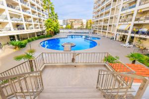 una vista aérea de una piscina en un edificio de apartamentos en Michelangelo - PlanetCostaDorada, en Salou