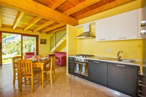 Kuchyň nebo kuchyňský kout v ubytování Villa Graziosa + 7 fotografií