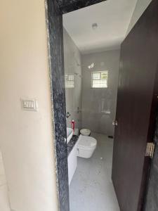 Ένα μπάνιο στο Enjoy your stay at Sinhagad paytha