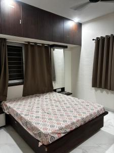 Ένα ή περισσότερα κρεβάτια σε δωμάτιο στο Enjoy your stay at Sinhagad paytha +10 φωτογραφίες