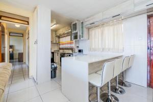 アマンジムトティにあるAmanzi402 Oceanview Retreatのキッチン(カウンター、椅子付)