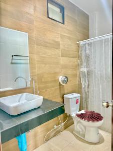een badkamer met een wastafel, een toilet en een douche bij Baan Suan Poolsap - Haad Rin Beach in Haad Rin