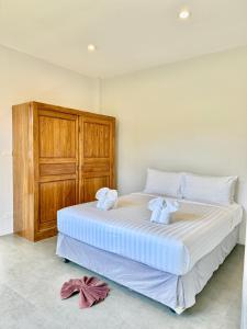 een slaapkamer met een groot bed met handdoeken erop bij Baan Suan Poolsap - Haad Rin Beach in Haad Rin +41 foto's