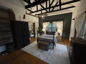 ein Wohnzimmer mit einer Couch und einem Kronleuchter in der Unterkunft Sandton Farmhouse in Johannesburg