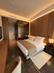 een grote slaapkamer met een groot bed en een televisie bij Serbellas Boutique Hotel in Paphos City