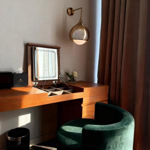 een badkamer met een wastafel, een spiegel en een stoel bij Serbellas Boutique Hotel in Paphos City