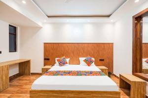 Giường trong phòng chung tại FabHotel Golden Inn