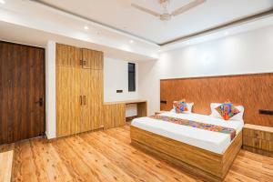 Giường trong phòng chung tại FabHotel Golden Inn