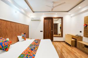 Giường trong phòng chung tại FabHotel Golden Inn +23 ảnh