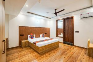 Giường trong phòng chung tại FabHotel Golden Inn