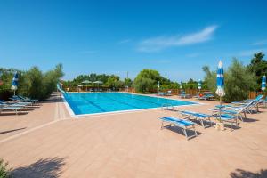 Bazén v ubytování Hotiday Relais Costa degli Etruschi nebo v jeho okolí + 12 fotografií