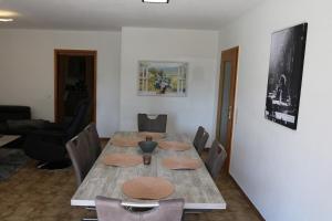 Istumisnurk majutusasutuses Große gut ausgestattete Ferienwohnung, barrierefrei, direkt an der A7 +30 fotot