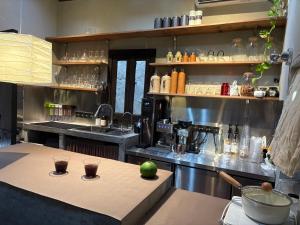 een keuken met een aanrecht met twee glazen op een tafel bij Not just Tea Space in Quanzhou