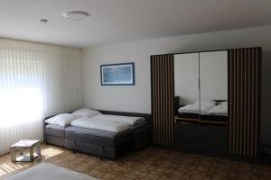 Voodi või voodid majutusasutuse Große gut ausgestattete Ferienwohnung, barrierefrei, direkt an der A7 toas