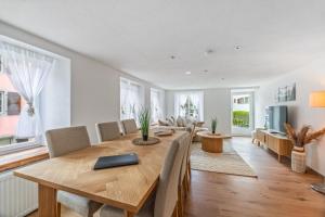 a dining room with a wooden table and chairs at Altstadtidyll am See 1 - 6 Personen I Ruhig - Balkon - Parkplatz - nahe Bahnhof und Autobahn in Weesen