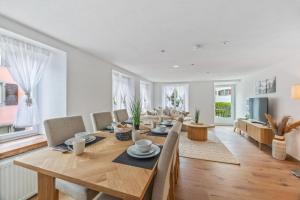a dining room with a wooden table and chairs at Altstadtidyll am See 1 - 6 Personen I Ruhig - Balkon - Parkplatz - nahe Bahnhof und Autobahn in Weesen