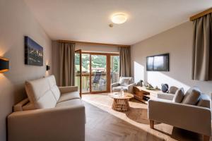 ヴェステンドルフにあるAppartements Barbaraのソファ2つとテーブルのあるリビングルーム