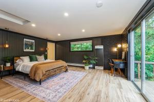 Giường trong phòng chung tại Riverfront Cabin, Nordic Hot Tub, Dog-Friendly