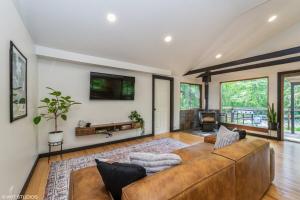 TV/trung tâm giải trí tại Riverfront Cabin, Nordic Hot Tub, Dog-Friendly