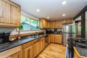 Nhà bếp/bếp nhỏ tại Riverfront Cabin, Nordic Hot Tub, Dog-Friendly +7 ảnh