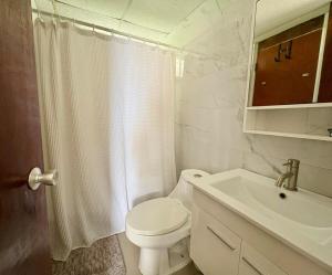 Koupelna v ubytování The Sandy Pearl Apartment + 5 fotografií