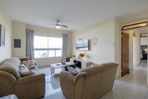 アマンジムトティにあるAmanzi402 Oceanview Retreatのソファ2つとテレビのあるリビングルーム