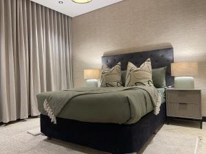 ein Schlafzimmer mit einem großen Bett mit zwei Lampen darauf in der Unterkunft Sandton Farmhouse in Johannesburg