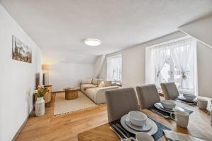 a living room with a couch and a table at Altstadtidyll am See 1 - 6 Personen I Ruhig - Balkon - Parkplatz - nahe Bahnhof und Autobahn in Weesen