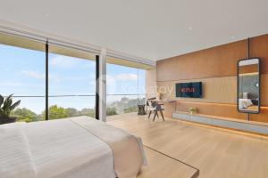 Μια τηλεόραση ή/και κέντρο ψυχαγωγίας στο Calma Villa by Kozystay - Bandung