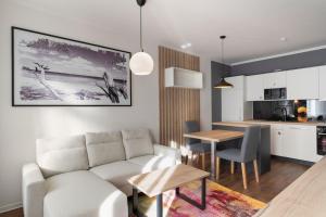 a living room and kitchen with a couch and a table at Apartment im Stadtzentrum von Riesa in Riesa