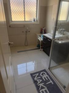 Koupelna v ubytování Luxury Melton House Room 1