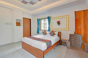 Ένα ή περισσότερα κρεβάτια σε δωμάτιο στο FabHotel Shree Krishna Inn